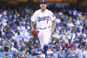 Julio Urías, galardonado con el Premio Warren Spahn 2021 como mejor pitcher zurdo