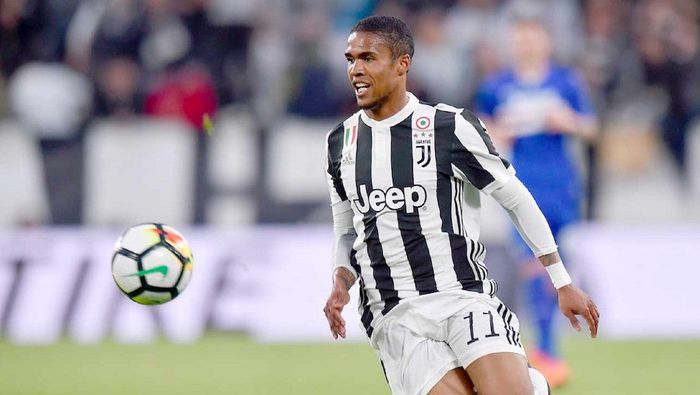 Douglas Costa durante un partido con la Juventus | EFE