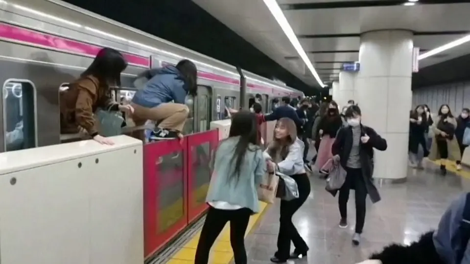 Hombre disfrazado de Joker apuñaló a 17 personas e incendió el metro de Tokio