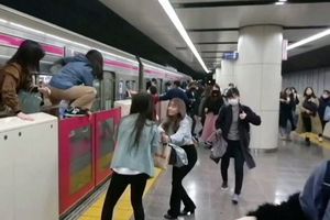 Hombre disfrazado de Joker apuñaló a 17 personas e incendió el metro de Tokio