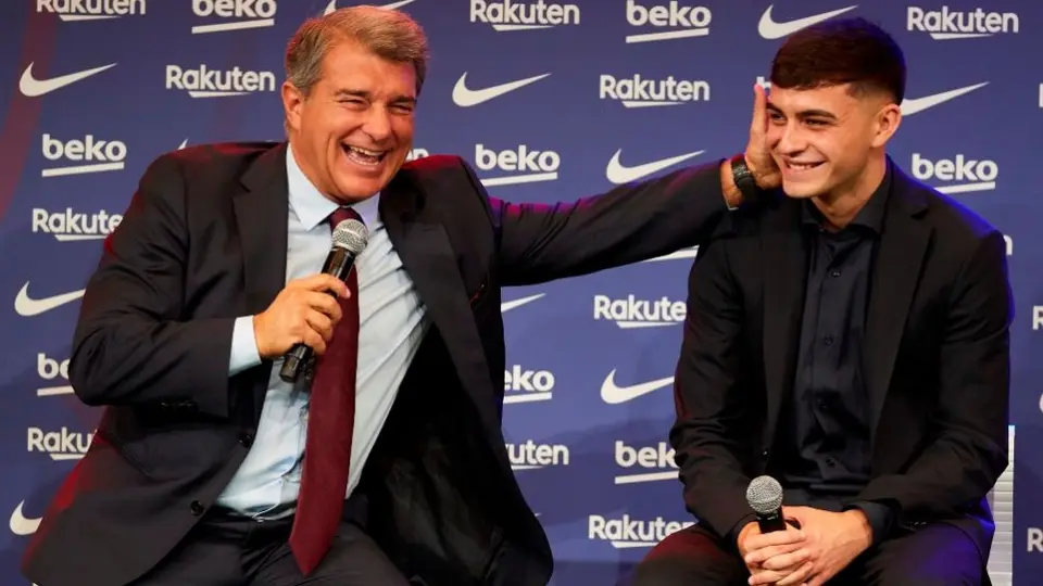 Laporta se equivoca y le dice Messi a Pedri en su renovación