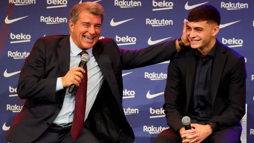 Laporta se equivoca y le dice Messi a Pedri en su renovación