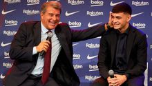 Laporta se equivoca y le dice Messi a Pedri en su renovación