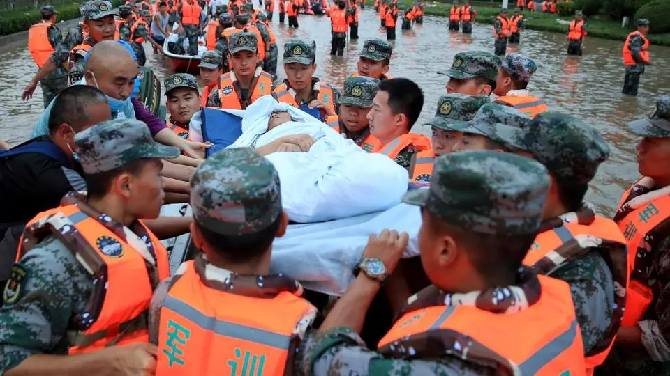 Inundaciones China: Hombre sobrevivió 3 días en estacionamiento subterráneo