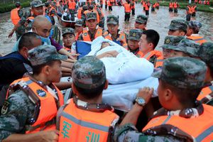 Inundaciones China: Hombre sobrevivió 3 días en estacionamiento subterráneo