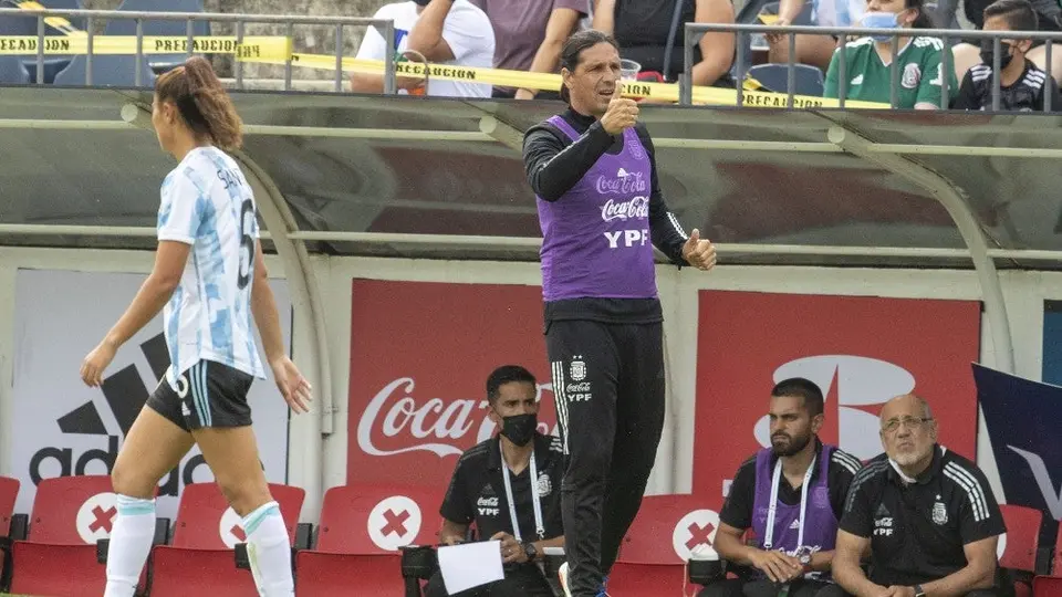 DT de Argentina Femenil explotó contra el arbitraje: 'Fue una vergüenza, nunca vi algo así'