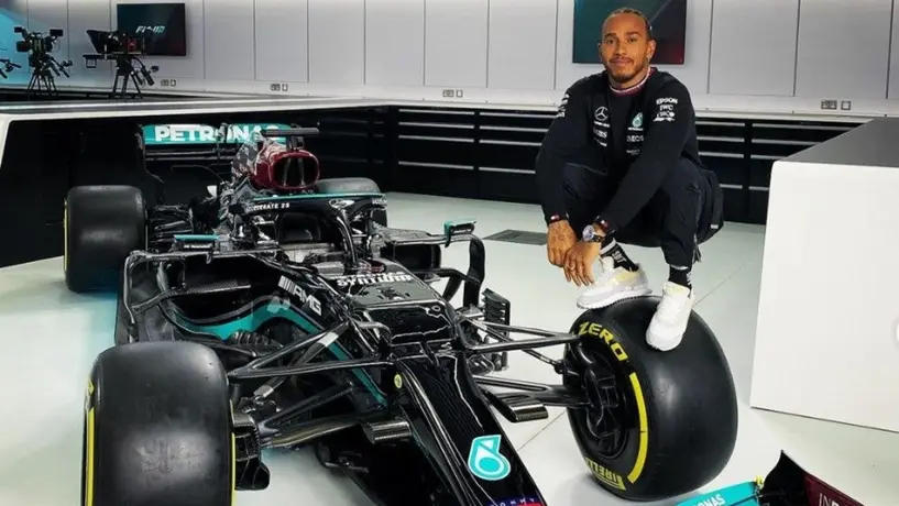 Video: Lewis Hamilton hizo skydiving