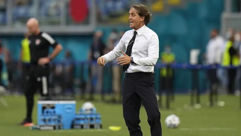 Video: Roberto Mancini intentó 'taconazo' en victoria de Italia sobre Gales