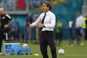 Video: Roberto Mancini intentó 'taconazo' en victoria de Italia sobre Gales