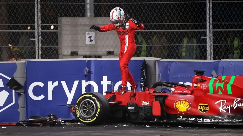 F1: Charles Leclerc chocó y destrozó su monoplaza durante práctica libre
