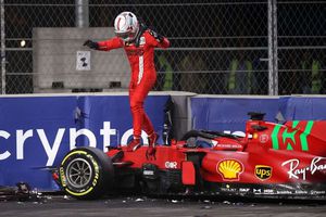 F1: Charles Leclerc chocó y destrozó su monoplaza durante práctica libre