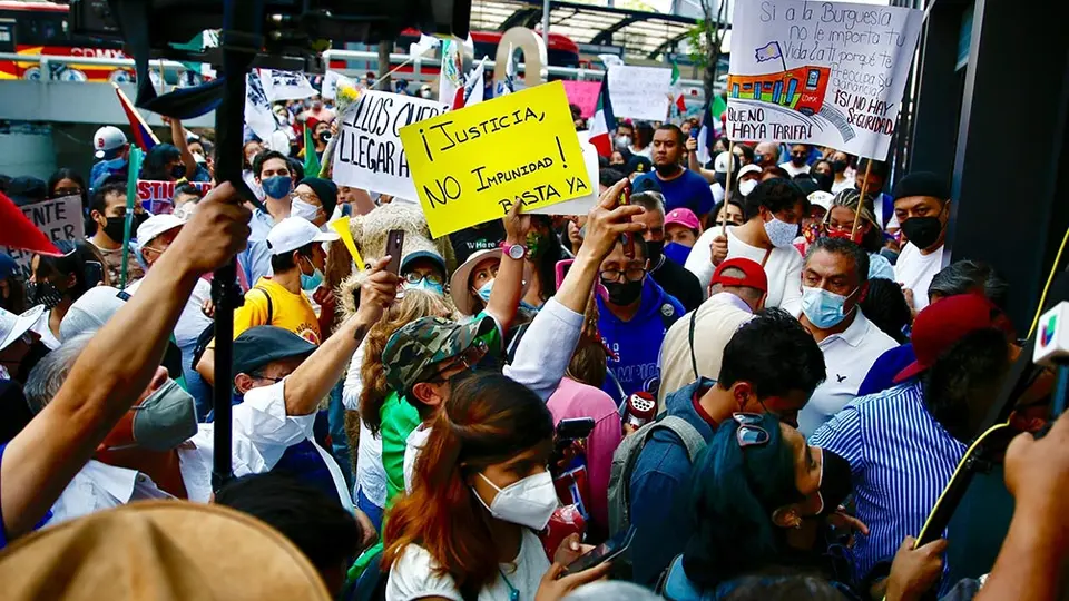 AMLO se disculpa por tragedia de línea 12; advierte que no darán la espalda al dolor humano