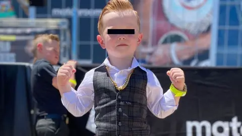 Canelo Álvarez: Pequeño fan sorprendió con outfit del boxeador en ceremonia de pesaje