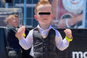 Canelo Álvarez: Pequeño fan sorprendió con outfit del boxeador en ceremonia de pesaje