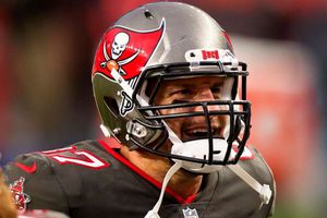 Rob Gronkowski logró récord mundial al atrapar balón lanzado desde helicóptero