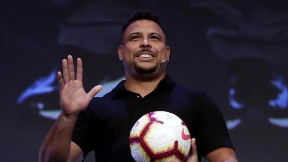 Ronaldo Nazario posa con balón | AP