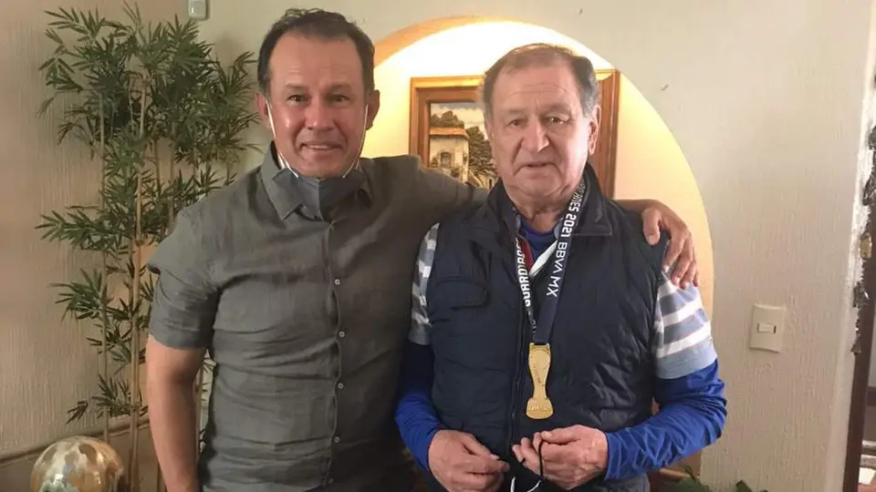 Cruz Azul: Juan Reynoso le regaló medalla de Campeón a Ojitos Meza