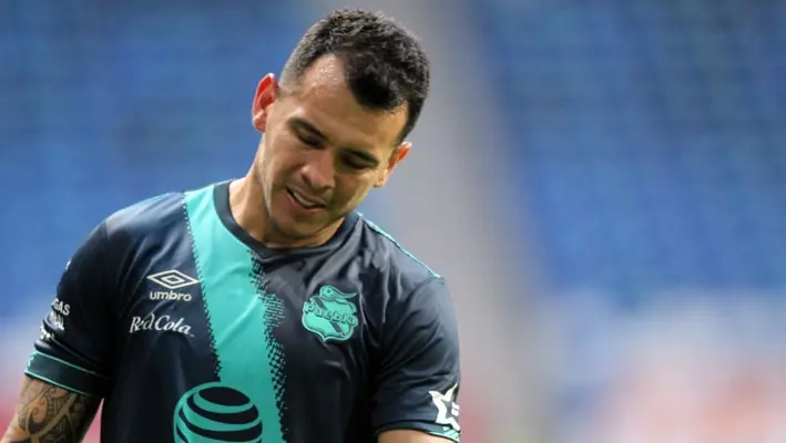 Daniel Arreola, multado por tocar genitales de su rival en el futbol de Costa Rica