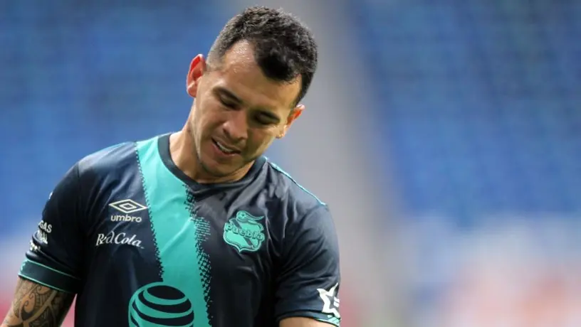 Daniel Arreola, multado por tocar genitales de su rival en el futbol de Costa Rica