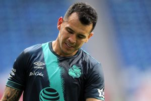 Daniel Arreola, multado por tocar genitales de su rival en el futbol de Costa Rica