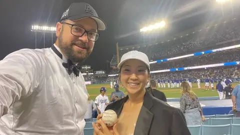 Recién casados visitaron  Dodger Stadium con vestido y  esmoquin en su luna  de miel