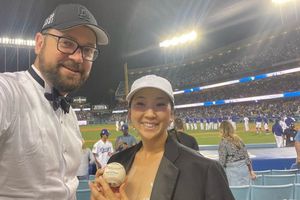 Recién casados visitaron  Dodger Stadium con vestido y  esmoquin en su luna  de miel