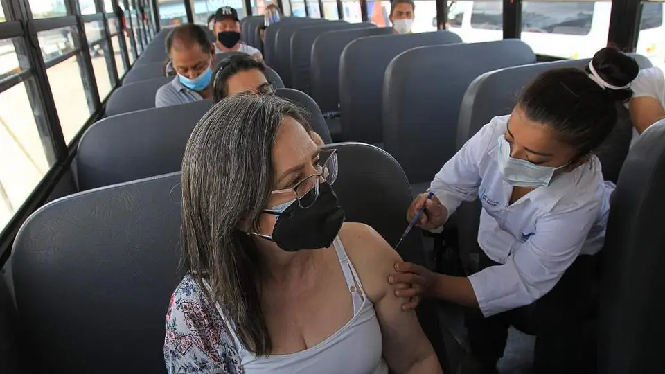 Vacunación a mayores de 40 años en CDMX iniciará en junio
