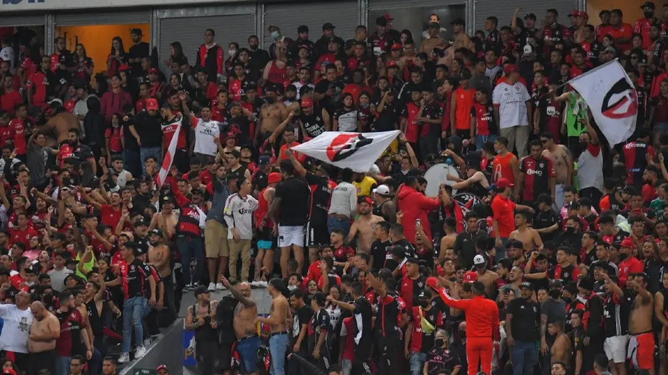 VIDEO: Balazos, pelea y caos en venta de boletos para Final en el Estadio Jalisco