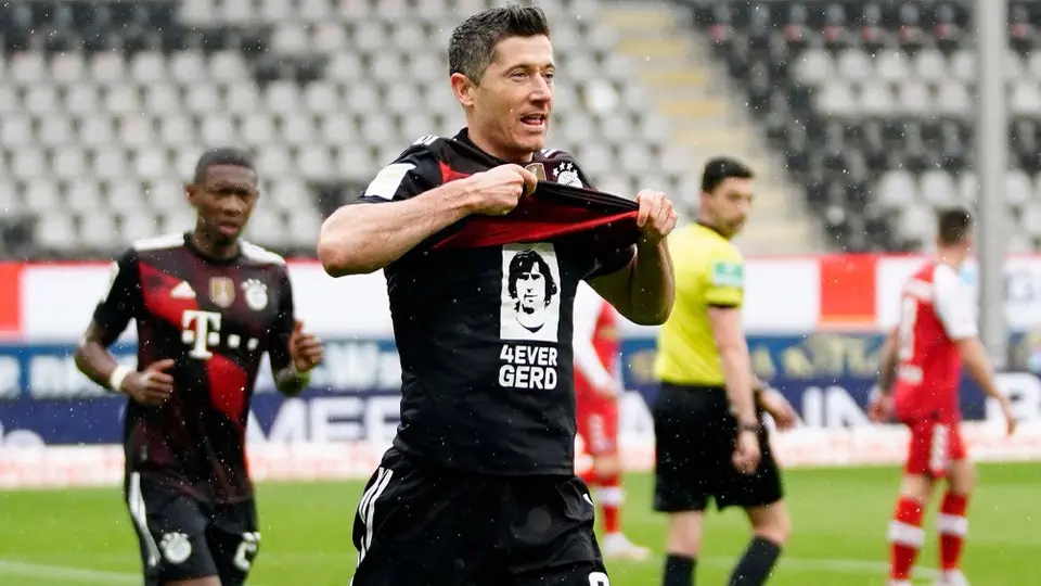 Robert Lewandowski marcó su gol 40 e igualó el récord de Gerd Müller