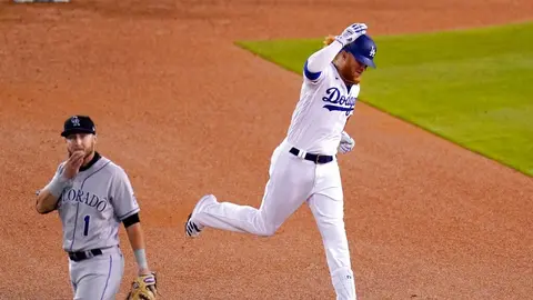 Justin Turner le tira nachos a fan y nace 'Nacho Man'