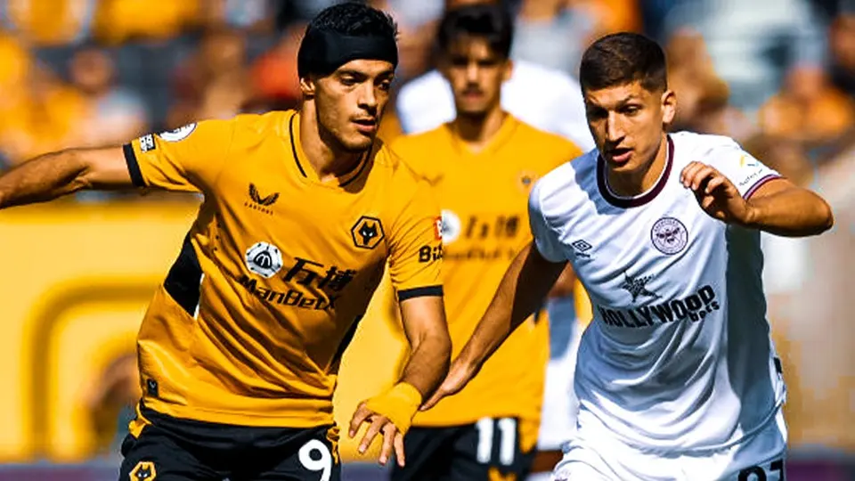 Raúl Jiménez sumó su quinto partido sin anotar en derrota de los Wolves ante Brentford