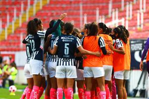 Narrador de TUDN hizo desafortunado comentario sobre jugadora de Rayadas