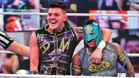 WWE: Rey y Dominik Mysterio emocionados por pelear como pareja frente al público