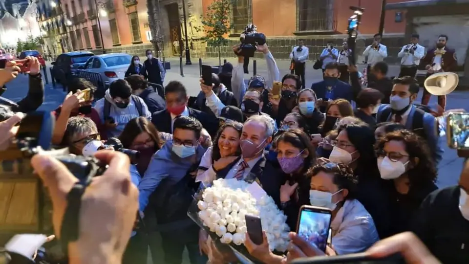 Video: Club de fans llevó serenata a López-Gatell tras finalizar última conferencia de Covid-19