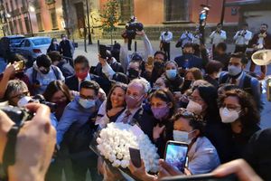 Video: Club de fans llevó serenata a López-Gatell tras finalizar última conferencia de Covid-19
