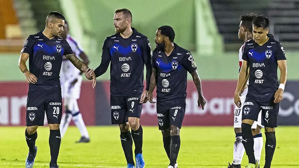 Concachampions: Afición de Rayados ignoró Covid-19 y apoyó afuera del estadio en Dominicana