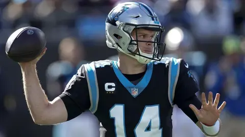 NFL: Sam Darnold presenta fractura en el omóplato y será baja con Panthers