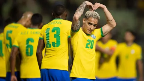Selección de Brasil: Arropó a pequeño hincha de Santos insultado por la afición