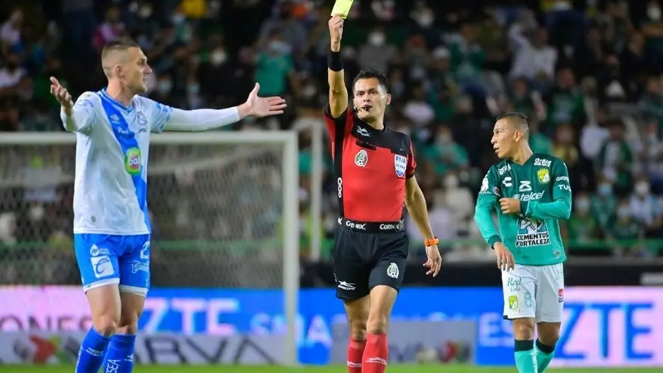León vs Puebla: Árbitro Jorge Pérez Durán realizó una seña a la afición de La Fiera