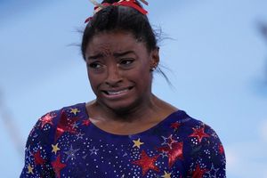 Simone Biles tras errores en Tokio 2020: 'A veces siento el peso del mundo sobre mis hombros'