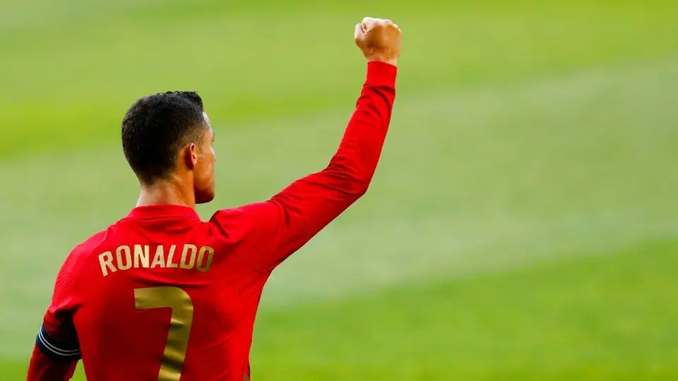 Cristiano Ronaldo retiró dos refrescos en plena conferencia: '¡Agua!'