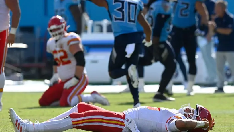 Patrick Mahomes sufrió brutal impacto en la cabeza en derrota de los Chiefs ante Titans