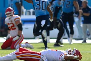Patrick Mahomes sufrió brutal impacto en la cabeza en derrota de los Chiefs ante Titans