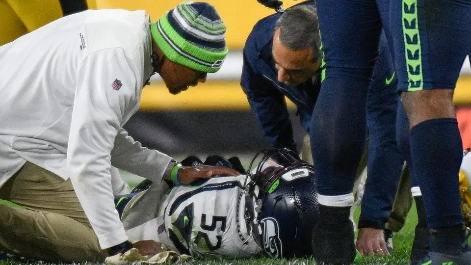 Seattle Seahawks: Descartan lesión de gravedad en Darrell Taylor tras duro golpe