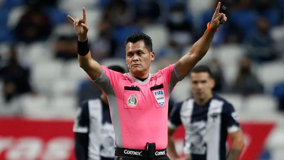 Monterrey vs Pachuca: Árbitro termina primer tiempo y regresa a jugadores por penal