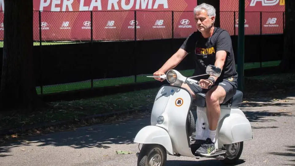 Mourinho: Sorprendió al llegar en moto a entrenamiento de la Roma