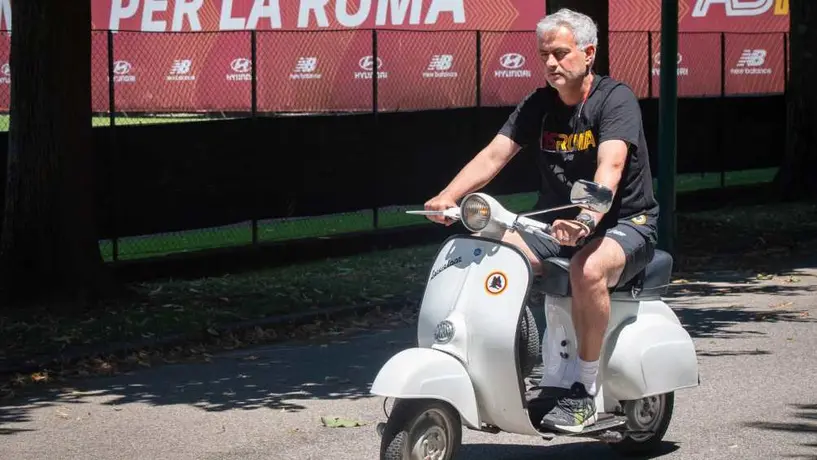 Mourinho: Sorprendió al llegar en moto a entrenamiento de la Roma