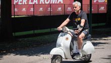 Mourinho: Sorprendió al llegar en moto a entrenamiento de la Roma