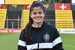 Futbolista paraguaya recibió polémico regalo machista al ser MVP