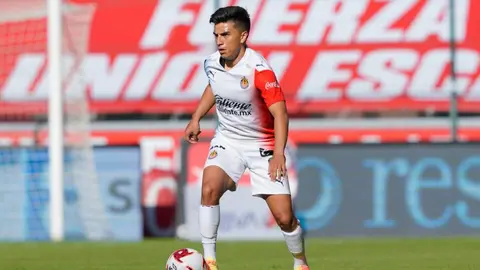 Chivas: Beltrán, Torres y Sergio Flores, pelearán titularidad en el medio campo